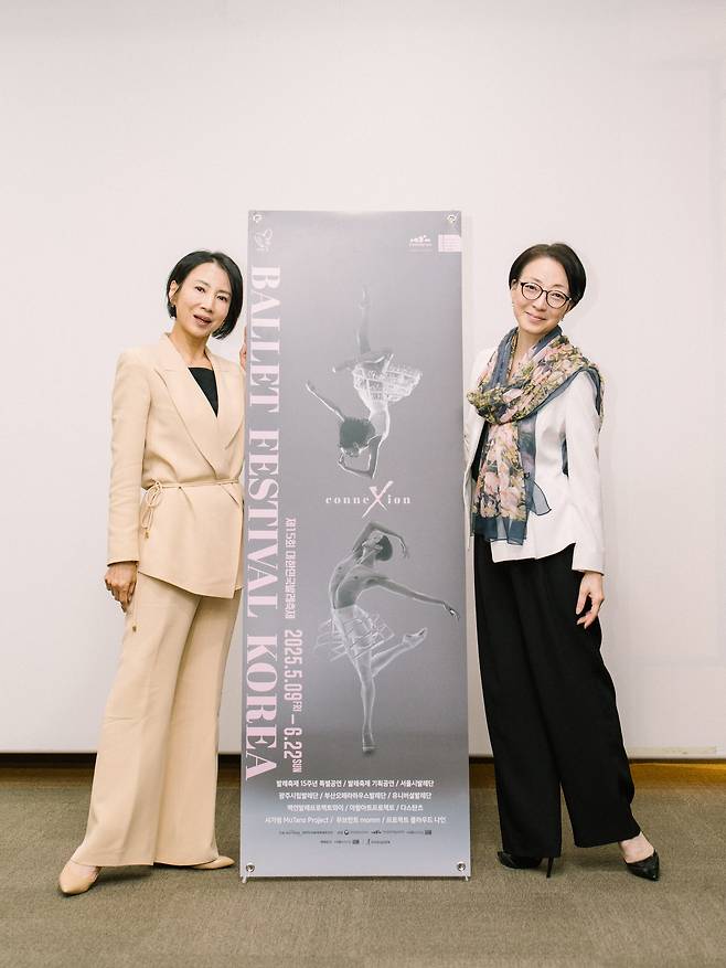 최태지(왼쪽) 전 국립발레단장과 문훈숙 유니버설발레단장이 인터뷰에 앞서 포즈를 취하고 있다. 대한민국발레축제 기간 중인 오는 28일 예술의전당에서 두 사람을 위한 헌정 공연이 열린다. [대한민국발레축제추진단 제공]