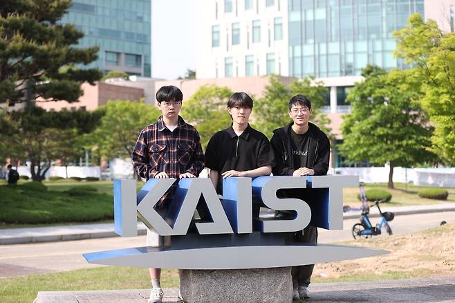 의과대학 진학을 포기하고 KAIST에서 과학자의 길을 걷고 있는 세 학생. 박재원(왼쪽부터)·백승준·김진성 씨  [KAIST 제공]