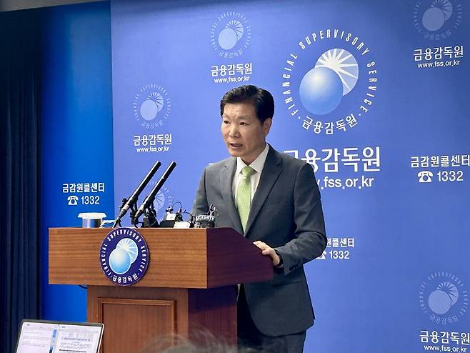 김병칠 금융감독원 은행·중소금융 담당 부원장이 27일 서울 여의도 본원에서 은행지주·은행 지배구조 선진화 성과에 대해 설명하고 있다. [김은희 기자]