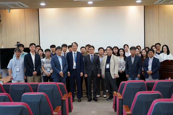 이종장기워크숍 주요 참석자들이 기념촬영을 하고 있다.[국가독성과학연구소 제공]