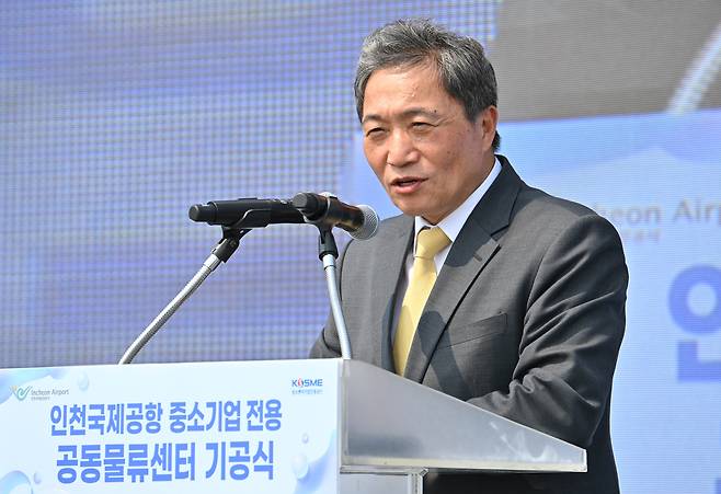 이학재 인천국제공항공사 사장이 27일 오후 인천국제공항 제2공항물류단지 내 공동물류센터 현장에서 열린 중소기업전용 공동물류센터 건설사업 기공식에 참석해 축사를 하고 있다. 영종도=임세준 기자