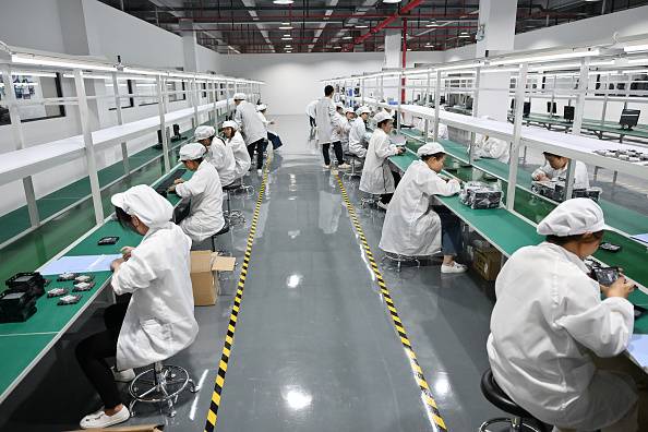 중국 남서부 쓰촨성 청두의 한 공장에서 근로자들이 일하고 있는 모습. [게티이미지]