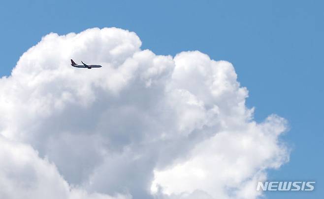 [과천=뉴시스] 과천 하늘 위로 뜬 뭉게구름 사이로 비행기가 지나고 있다. 2023.08.08. mangusta@newsis.com
