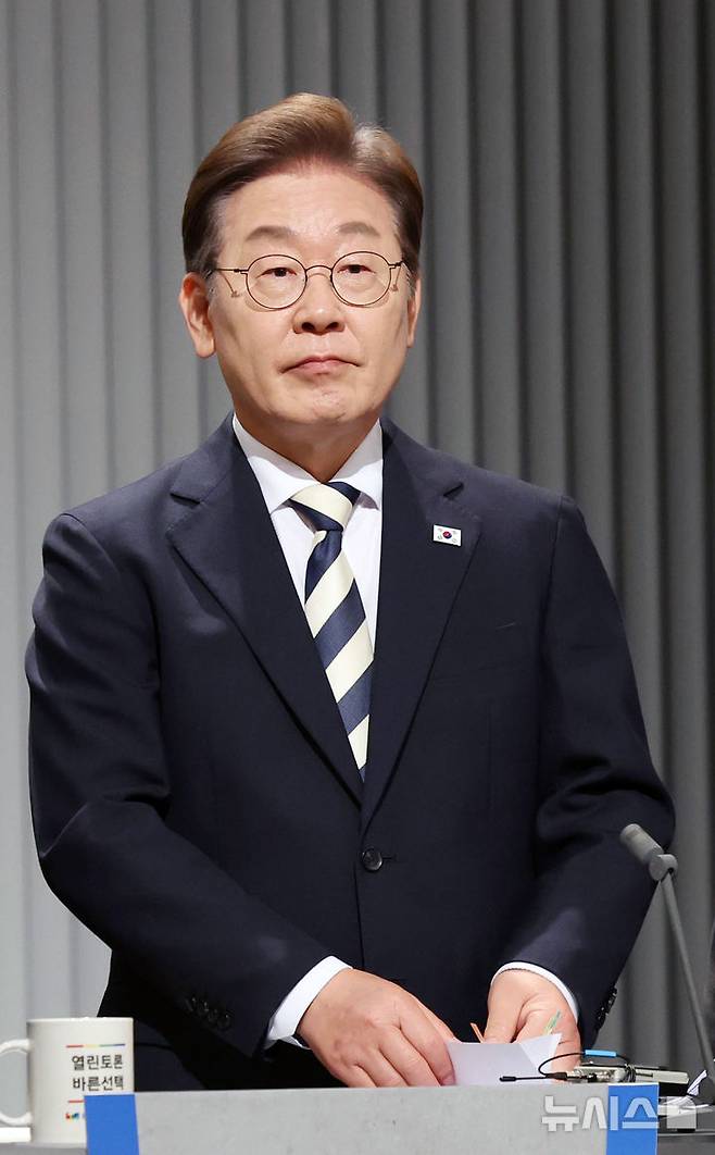 [서울=뉴시스] 국회사진기자단 = 이재명 더불어민주당 대선후보가 23일 서울 영등포구 KBS본관 스튜디오에서 열린 중앙선거방송토론위원회 주관 제21대 대통령선거 2차 후보자 토론회 준비를 하고 있다. 2025.05.23. photo@newsis.com