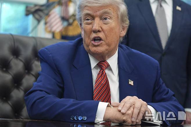 [워싱턴=AP/뉴시스]도널드 트럼프 미국 대통령이 23일(현지 시간) 백악관 집무실에서 원자력 에너지 관련 행정명령에 서명한 후 기자들의 질문에 답하고 있다. 2025.05.24.