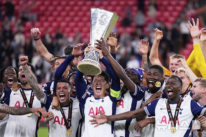 [빌바오=AP/뉴시스] 토트넘 홋스퍼의 손흥민이 지난 21일(현지 시간) 스페인 빌바오의 산 마메스 스타디움에서 열린 2024-25 유럽축구연맹(UEFA) 유로파리그(UEL) 결승전에서 우승한 뒤 동료들과 함께 트로피를 들어 올리고 있다. 토트넘은 맨체스터 유나이티드를 1-0으로 꺾고 우승을 차지했으며, 손흥민은 생애 첫 우승컵을 들어 올렸다. 2025.05.22.
