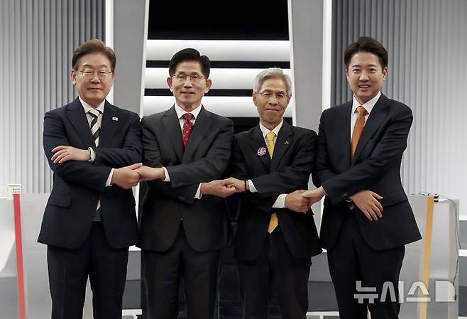 [서울=뉴시스] 국회사진기자단 = 지난 23일 서울 영등포구 KBS본관 스튜디오에서 열린 중앙선거방송토론위원회 주관 제21대 대통령선거 2차 후보자 토론회 시작에 앞서 기념촬영을 하고 있는 각 정당 대선 후보들. 왼쪽부터 이재명 더불어민주당, 김문수 국민의힘, 권영국 민주노동당, 이준석 개혁신당 대선후보. 2025.05.23. photo@newsis.com