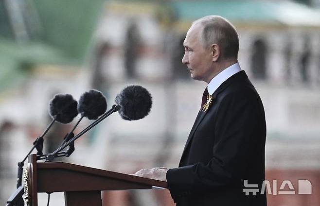 [모스크바=AP/뉴시스] 블라디미르 푸틴 러시아 대통령은 26일(현지 시간) 러시아와 우크라이나 간 직접 협상을 중재한 하칸 피단 튀르키예 외무장관과 회담하고 우크라이나 전쟁을 둘러싼 상황에 대해 논의했다. 사진은 푸틴 대통령이 지난 9일러시아 모스크바 붉은광장에서 열린 제2차 세계대전 승리 80주년(전승절) 기념 열병식에서 연설하고 있는 모습. 2025.05.27.