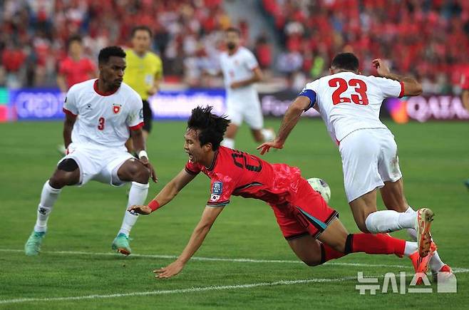 [암만=뉴시스] 정병혁 기자 = 10일(현지시각) 요르단 암만 국제경기장에서 열린 2026 북중미월드컵 아시아 3차 예선 3차전 대한민국과 요르단의 경기, 엄지성이 상대에 걸려 넘어지고 있다. 2024.10.10.jhope@newsis.com