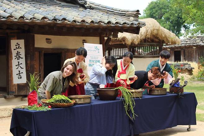 [서울=뉴시스] 창포물에 머리감기  (사진=국립민속박물관 제공) 2025.05.26. photo@newsis.com *재판매 및 DB 금지