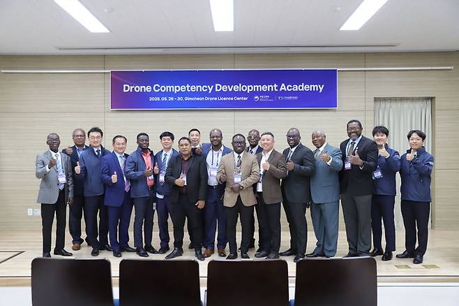 [서울=뉴시스] 한국교통안전공단은 지난 26일부터 30일까지 TS김천드론자격센터와 순천향대 일원에서 아프리카·아시아 4개국이 참여하는 '드론 역량개발 아카데미(Drone Competency Development Academy)'를 개최한다. 2025.05.27. (사진=교통안전공단 제공) photo@newsis.com  *재판매 및 DB 금지