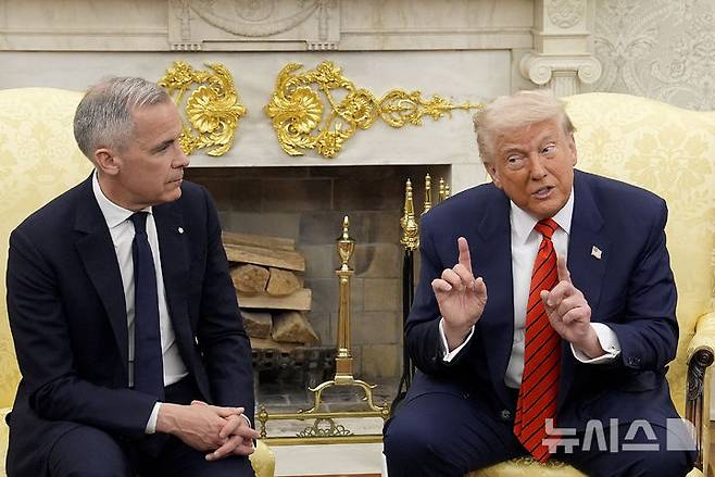 [워싱턴=AP/뉴시스] 도널드 트럼프(오른쪽) 미국 대통령이 지난 6일(현지시각) 마크 카니 캐나다 총리가 캐나다는 "절대 팔지 않을 것"이라고 말하자 트럼프가 "절대라는 말은 절대 하지 말라"고 반박했다. 미 뉴욕타임스는 트럼프가 제국주의 시대처럼 전세계를 러시아, 중국과 분할하려는 의도를 보인다고 보도했다. 2025.5.27.