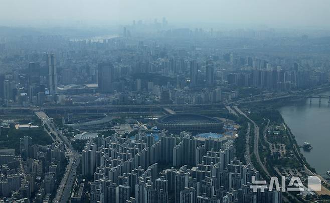 [서울=뉴시스] 조수정 기자 = 26일 서울 송파구 롯데월드타워 전망대 서울스카이에서 바라본 서울 송파구와 강남구, 서초구 아파트. 2025.05.26. chocrystal@newsis.com