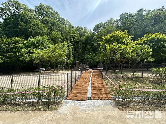 [성남=뉴시스] 성남시 낙생대 공원 내 반려견 놀이터.왼쪽 대형견, 오른쪽 중·소형견 전용 공간 (사진=성남시 제공) 2025.05.27.photo@newsis.com