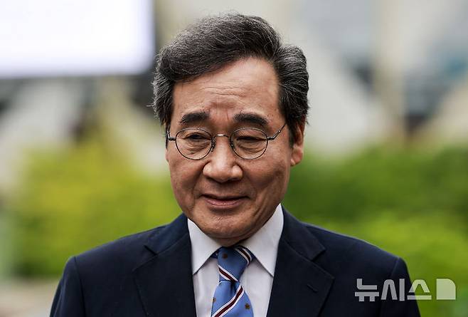 [서울=뉴시스] 정병혁 기자 = 이낙연 새미래민주당 상임고문이 6일 서울 중구 달개비 컨퍼런스하우스에서 한덕수 무소속 대통령 선거 예비 후보 오찬회동 마친 뒤 취재진에게 입장을 밝히고 있다. 2025.05.06. jhope@newsis.com