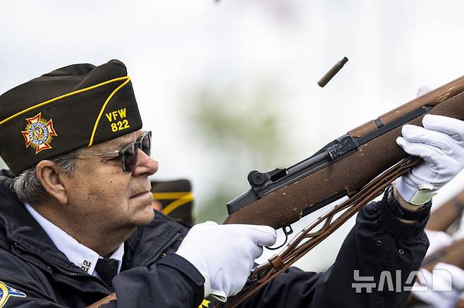[홀리 타운십=AP/뉴시스] 25일(현지 시간) 미 미시간주 홀리 타운십에 있는 그레이트 레이크스 국립묘지에서 열린 메모리얼 데이(현충일) 추념식 중 VFW 822 플린트 명예경호대원이 예총을 발사하고 있다. 2025.05.27.