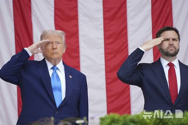 [알링턴=AP/뉴시스] 도널드 트럼프(왼쪽) 미국 대통령과 JD 밴스 부통령이 26일(현지 시간) 버지니아주 알링턴 국립묘지에서 열린 제157회 메모리얼 데이(현충일) 추념식에 참석해 거수경례하고 있다. 트럼프 대통령은 "미국이 존재할 수 있는 것은 국가가 부를 때 주저하지 않고 모든 것을 바쳐 헌신한 이들 덕분"이라며 전몰장병들을 추모했다. 2025.05.27.