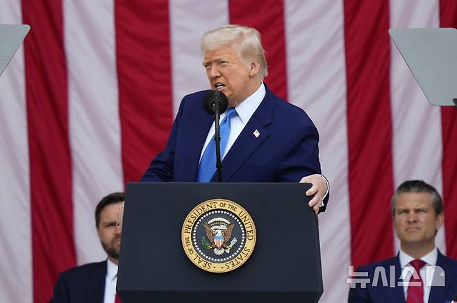 [알링턴=AP/뉴시스] 도널드 트럼프 미국 대통령이 26일(현지 시간) 버지니아주 알링턴 국립묘지에서 열린 제157회 메모리얼 데이(현충일) 추념식에 참석해 연설하고 있다. 트럼프 대통령은 "미국이 존재할 수 있는 것은 국가가 부를 때 주저하지 않고 모든 것을 바쳐 헌신한 이들 덕분"이라며 전몰장병들을 추모했다. 2025.05.27.