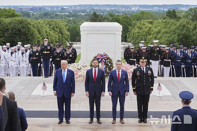[알링턴=AP/뉴시스] 도널드 트럼프(왼쪽) 미국 대통령이 26일(현지 시간) 버지니아주 알링턴 국립묘지에서 열린 제157회 메모리얼 데이(현충일) 추념식에 참석해 헌화하고 있다. 트럼프 대통령은 "미국이 존재할 수 있는 것은 국가가 부를 때 주저하지 않고 모든 것을 바쳐 헌신한 이들 덕분"이라며 전몰장병들을 추모했다. 2025.05.27.