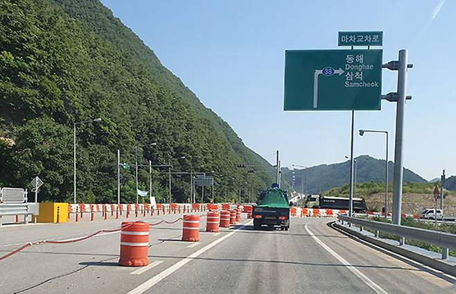 국도 38호선 삼척 신기~미로 3.1km 구간 미개통으로 2025년 현재까지 9년째 우회도로 통행이 이어지고 있는 모습.(사진=뉴시스) *재판매 및 DB 금지