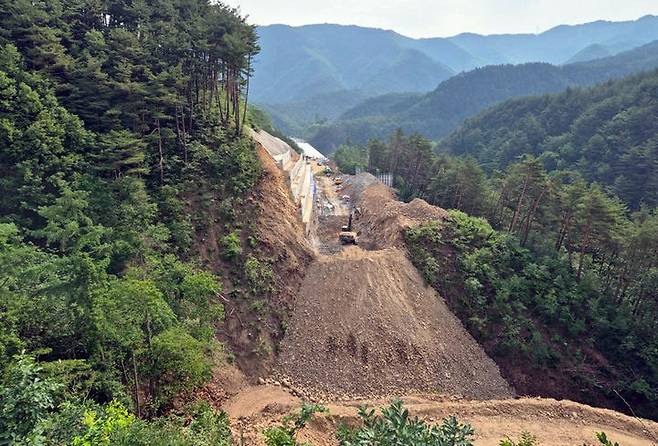 삼척 신기~미로 38번 국도 확포장 공사현장은 사면의 위험도가 높아 공사가 지연되고 있다.(사진=원주국토관리청 제공) *재판매 및 DB 금지