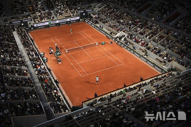 [파리=AP/뉴시스] 얀니크 신네르(1위·이탈리아)가 26일(현지 시간) 프랑스 파리 롤랑가로스에서 열린 프랑스오픈 남자 단식 1회전에서 아르튀르 린더크네시(75위·프랑스)와 경기하고 있다. 신네르가 3-0(6-4 6-3 7-5)으로 승리하고 2회전에 올랐다. 2025.05.27.