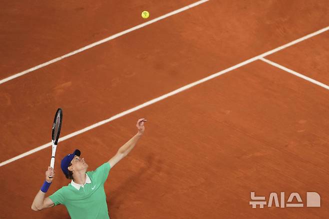[파리=AP/뉴시스] 얀니크 신네르(1위·이탈리아)가 26일(현지 시간) 프랑스 파리 롤랑가로스에서 열린 프랑스오픈 남자 단식 1회전에서 아르튀르 린더크네시(75위·프랑스)와 경기하고 있다. 신네르가 3-0(6-4 6-3 7-5)으로 승리하고 2회전에 올랐다. 2025.05.27.