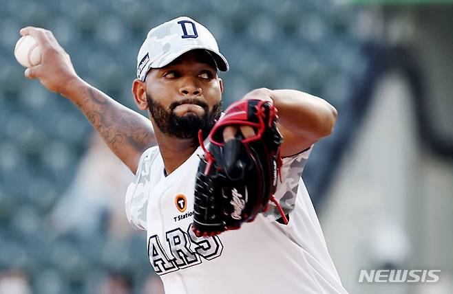 [서울=뉴시스] 김진아 기자 = 20일 서울 송파구 잠실야구장에서 열린 2024 KBO리그 NC 다이노스와 두산 베어스의 경기, 두산 알칸타라가 역투하고 있다. 2024.06.20. bluesoda@newsis.com