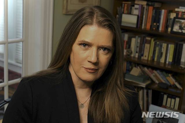 [AP/뉴시스] 도널드 트럼프 미국 대통령을 수차례 공개 비난한 조카 메리 트럼프(사진)는 삼촌은 "범죄적이고 잔인한 반역자"라며 "그는 퇴임 후 감옥에 들어가야 한다"고 4일(현지시간) AP통신 인터뷰에서 말했다. 2020.12.5.