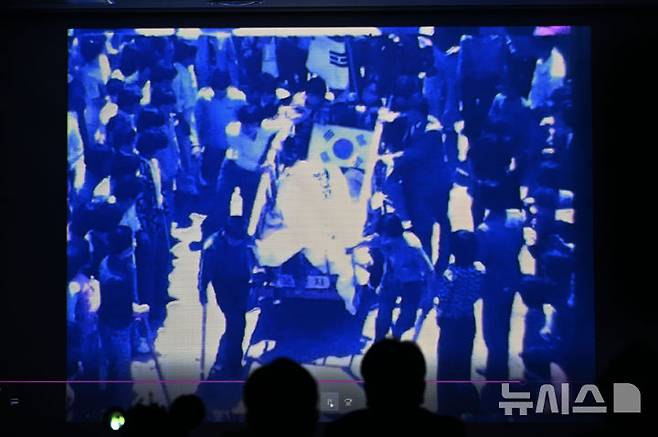[광주=뉴시스] 이영주 기자 = 27일 오전 광주 동구 5·18민주화운동기록관에서 45년 전 5·18 당시 촬영된 미공개 영상 시사회가 열리고 있다. 5분 40초 길이 영상에는 계엄군의 대시민 집단 발포가 있었던 1980년 5월21일 오전 발포 직전 상황이 담겼다. 영상 속 계엄군에 의해 숨진 광주시민이 실린 리어카가 금남로에서 시민들 사이를 지나다니고 있다. 2025.05.27. leeyj2578@newsis.com