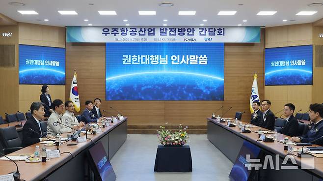 [사천=뉴시스] 최진석 기자 = 이주호 대통령 권한대행 부총리 겸 교육부 장관이 27일 경남 사천 한국항공우주산업(KAI)에서 우주항공산업 발전방안 간담회에서 인사말을 하고 있다. (대통령실통신사진기자단) 2025.05.27. myjs@newsis.com