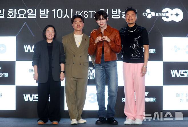 [서울=뉴시스] 김혜진 기자 = 최정남(왼쪽부터) PD, 마이크 송, 성한빈, 박진영이 27일 오전 서울 강남구 에스제이쿤스트할레에서 열린 Mnet '월드 오브 스트릿 우먼 파이터' 제직발표회에서 포즈를 취하고 있다. 2025.05.27. jini@newsis.com