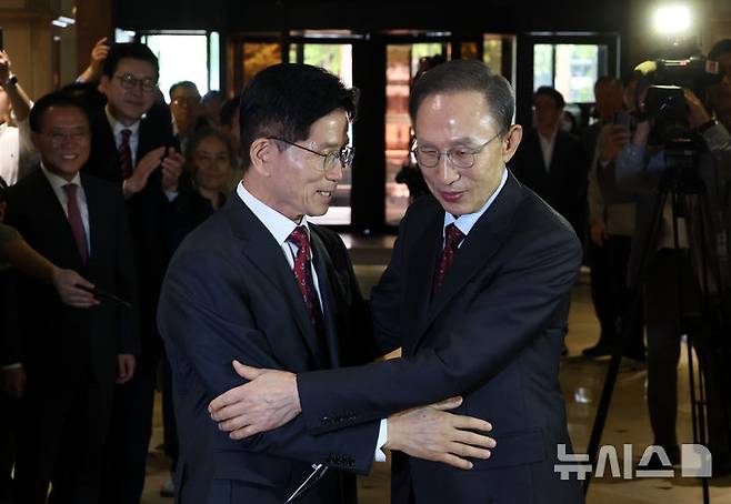 [서울=뉴시스] 고승민 기자 = 김문수 국민의힘 대선 후보와 이명박 전 대통령이 27일 서울 여의도 켄싱턴 호텔 로비에서 만나 오찬장으로 향하기 전 포옹을 하고 있다. 2025.05.27. kkssmm99@newsis.com