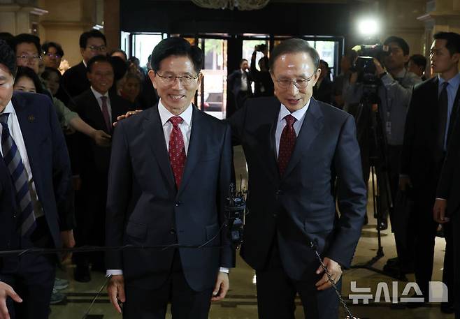 [서울=뉴시스] 고승민 기자 = 김문수 국민의힘 대선 후보와 이명박 전 대통령이 27일 서울 여의도 켄싱턴 호텔 로비에서 오찬 전 대화를 하고 있다. 2025.05.27. kkssmm99@newsis.com