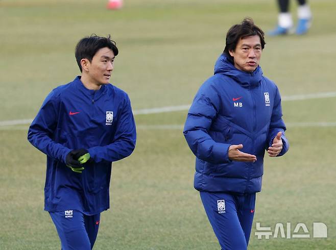 [고양=뉴시스] 김진아 기자 = 대한민국 축구대표팀 홍명보 감독과 황인범이 지난 3월19일 경기 고양종합운동장에서 3월 A매치 대비 훈련을 하기 앞서 대화를 하고 있다.  한국은 오는 20일 고양종합운동장에서 오만과 2026 국제축구연맹(FIFA) 북중미 월드컵 아시아 지역 3차 예선 7차전을 치른 뒤, 25일 수원월드컵경기장에서 요르단과 8차전을 갖는다. 2025.03.19. bluesoda@newsis.com