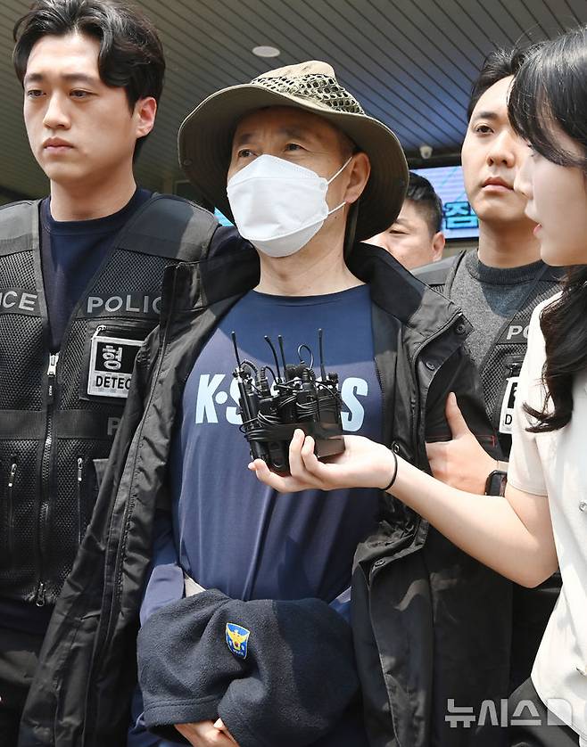 [시흥=뉴시스] 김종택 기자 = 둔기와 흉기로 2명을 살해하고 2명을 다치게 한 혐의를 받는 중국동포 차철남(56)이 27일 경기 시흥경찰서에서 살인 및 살인미수 혐의로 검찰로 구속 송치되고 있다. 2025.05.27. jtk@newsis.com