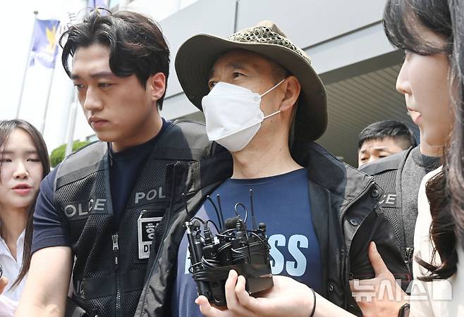 [시흥=뉴시스] 김종택 기자 = 둔기와 흉기로 2명을 살해하고 2명을 다치게 한 혐의를 받는 중국동포 차철남(56)이 27일 경기 시흥경찰서에서 살인 및 살인미수 혐의로 검찰로 구속 송치되고 있다. 2025.05.27. jtk@newsis.com