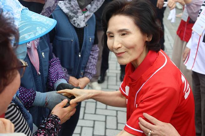 [서울=뉴시스] 설난영 여사가 23일 오후 1시30분 강원 강릉중앙시장에서 상인들과 만나고 있다. (사진 = 국민의힘 제공) 2025.05.23. *재판매 및 DB 금지