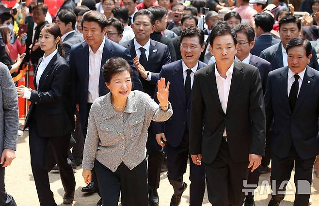 [구미=뉴시스] 이무열 기자 = 박근혜 전 대통령이 27일 경북 구미시 상모동 박정희 전 대통령 생가를 방문하고 있다. 2025.05.27. lmy@newsis.com