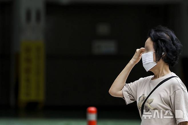 [서울=뉴시스] 정병혁 기자 = 코로나19 재유행으로 인한 환자가 증가하고 있는 가운데 22일 서울 중구 명동거리에서 마스크를 쓴 시민들이 이동하고 있다. 2024.08.22. jhope@newsis.com