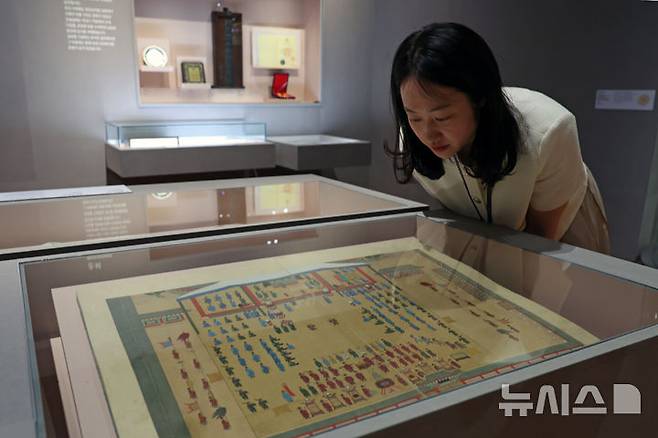 [서울=뉴시스] 박진희 기자 = 국립민속박물관은 27일 서울 종로구 박물관에서 특별전 '오늘도, 기념: 우리가 기념품을 간직하는 이유' 언론간담회를 갖고 전시품인 국보 '기해 기사계첩(己亥耆社契帖)'를 선보이고 있다. 국보 '기해 기사계첩(己亥耆社契帖)'는 1719년 숙종이 주관한 경로잔치를 글과 그림으로 기록한 자료이다. 이 기사 모임은 이유(李濡, 1645~1721) 등 고령의 대신 11명이 참석했다. 모두 12부를 만들어 1부는 관청에서 보관하고, 나머지는 참석자들에게 나눠줬다. 조선시대 관료 사회의 장수를 기념하고 예우하기 위해 제작된 대표적인 기념품이다. 2025.05.27. pak7130@newsis.com