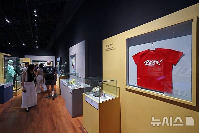 [서울=뉴시스] 박진희 기자 = 국립민속박물관은 27일 서울 종로구 박물관에서 특별전 '오늘도, 기념: 우리가 기념품을 간직하는 이유' 언론간담회를 갖고 주요 전시품을 선보이고 있다. 이번 특별전은 기념품의 문화사로 본 한국 사회 다양한 기념의 목적 조명한다. 2025.05.27. pak7130@newsis.com