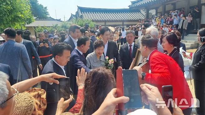 [옥천=뉴시스] 연종영 기자 = 27일 오후 충북 옥천군 교동리 육영수 여사 생가를 방문한 박근혜 전 대통령이 환영하는 주민들에게 답례하고 있다. 2025.05.27. jyy@newsis.com