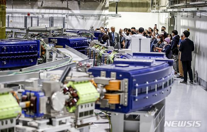 [서울=뉴시스] 정병혁 기자 = 12일 서울 서대문구 연세암병원 중입자치료센터에서 열린 개소식에서 참석자들이 가속기 시스템에 대한 설명을 듣고 있다. 2023.06.12. jhope@newsis.com