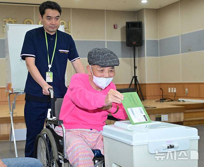 [수원=뉴시스] 김종택 기자 = 제21대 대통령선거를 일주일 앞둔 27일 경기 수원시 장안구 한국보훈복지의료공단 수원보훈요양원에 마련된 거소투표소에서 어르신이 소중한 한 표를 행사하고 있다. (공동취재) 2025.05.27. photo@newsis.com