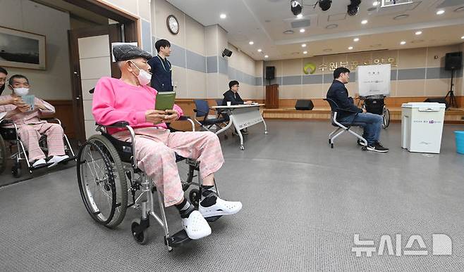 [수원=뉴시스] 김종택 기자 = 제21대 대통령선거를 일주일 앞둔 27일 경기 수원시 장안구 한국보훈복지의료공단 수원보훈요양원에 마련된 거소투표소에서 어르신이 소중한 한 표를 행사하고 있다. (공동취재) 2025.05.27. photo@newsis.com