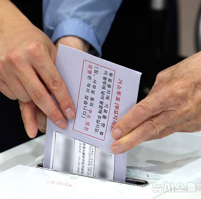 [수원=뉴시스] 김종택 기자 = 제21대 대통령선거를 일주일 앞둔 27일 경기 수원시 장안구 한국보훈복지의료공단 수원보훈요양원에 마련된 거소투표소에서 어르신이 소중한 한 표를 행사하고 있다. (공동취재) 2025.05.27. photo@newsis.com