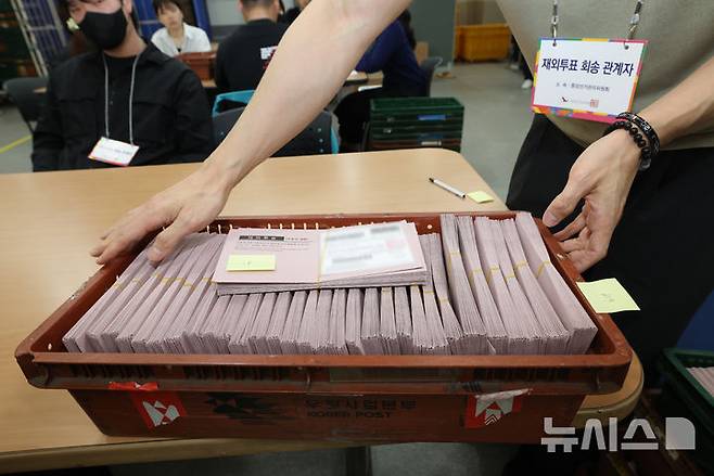 [인천공항=뉴시스] 김선웅 기자 =제21대 대통령선거를 일주일 앞둔 27일 인천국제공항 국제우편물류센터에서 우정사업본부 직원들이 국내로 회송된 재외투표지를 확인하고 있다.중앙선관위는 외교부, 우정사업본부와 합동으로 118개국 223개 재외투표소에서 외교행낭을 통해 국내로 회송된 재외투표지를 확인·분류하여 구·시·군선관위로 발송한다. (공동취재) 2025.05.27. photo@newsis.com