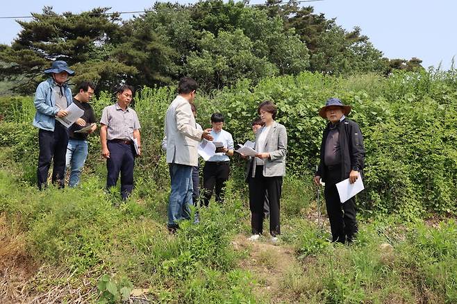 [세종=뉴시스] 농촌진흥청은 27일 전남 영광군 시험 재배지를 찾아 생분해성 멀칭필름 시제품의 성능 평가를 진행 중이라고 밝혔다. (사진=농진청 제공) 2025.05.27. photo@newsis.com *재판매 및 DB 금지