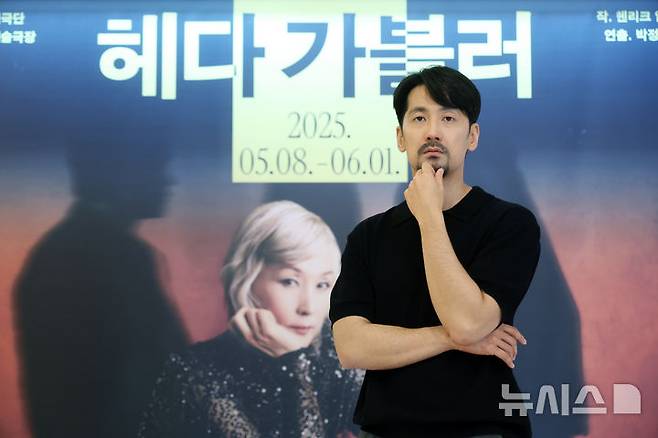 [서울=뉴시스] 박진희 기자 = 국립극단 연극 '헤다 가블러' 브라크 역의 배우 홍선우가 지난 23일 서울 중구 명동예술극장에서 인터뷰 하고 있다. 2025.05.27. pak7130@newsis.com